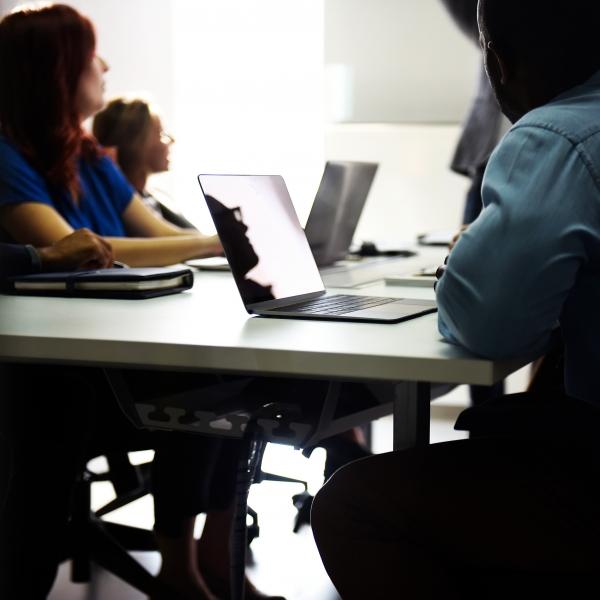 gruppo-di-persone-diverse-che-frequentano-il-corso-di-business-startup.jpg