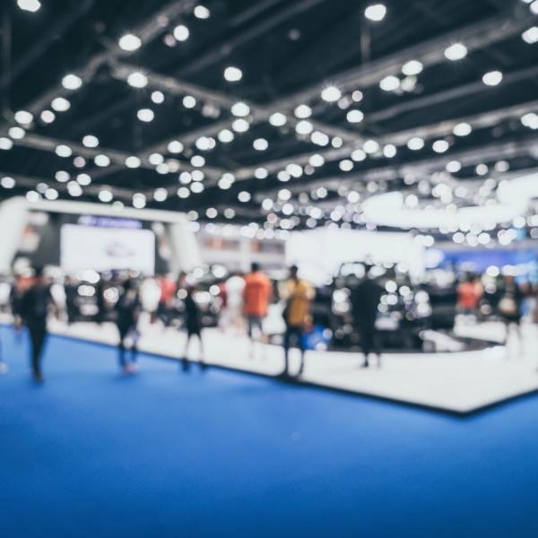 sfuocatura-astratta-ed-esposizione-di-manifestazione-di-mostra-dell-automobile-e-dell-automobile-defocused.jpg